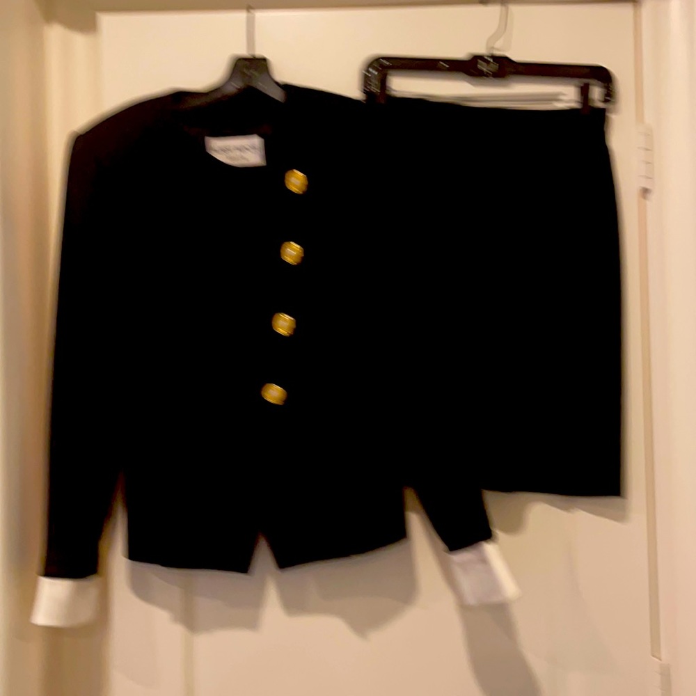 Albert Nipon Suit - size 40